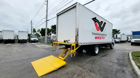 Camión con rampa hidráulica para carga y descarga